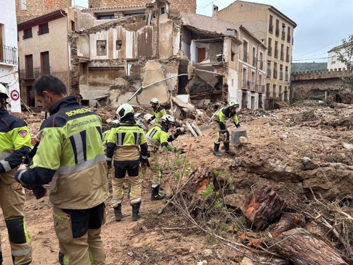 Equipos de rescate trabajan en las labores de desescombro en el casco antiguo de Letur tras el paso de la DANA.