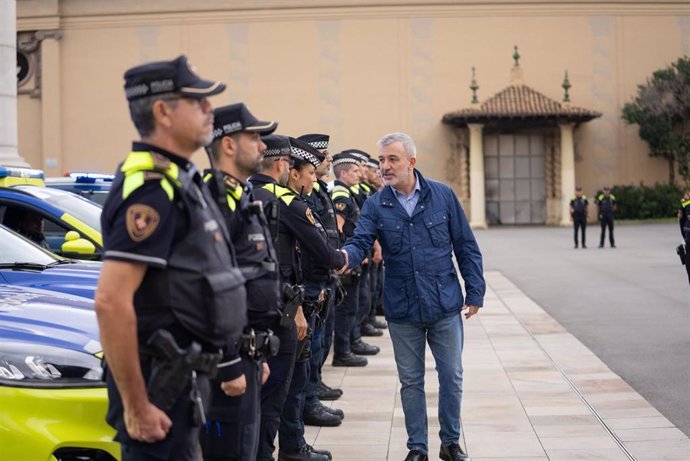 El alcalde de Barcelona, Jaume Collboni, saluda a los primeros equipos de la capital catalana destinados a ayudar a municipios afectados por la DANA, en Barcelona (Catalunya), a 2 de noviembre de 2024