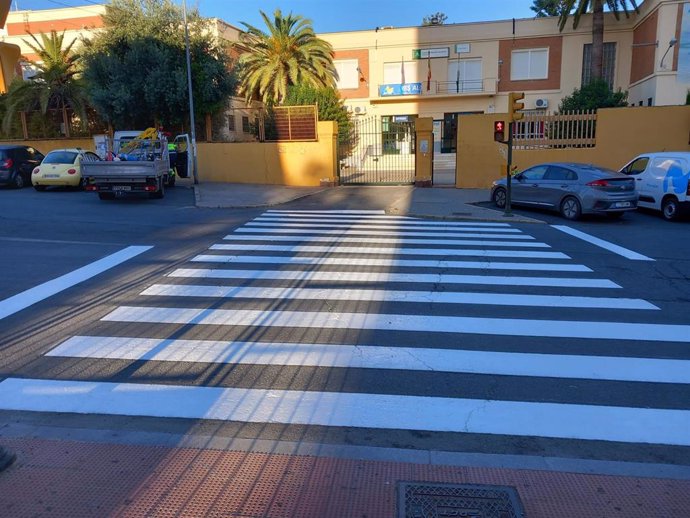 Paso de peatón recién pintado en el centro Alonso Sánchez de Huelva.