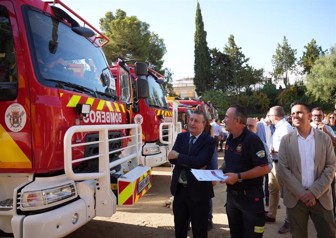 Archivo - Imagen de la última entrega de nuevos vehículos para los bomberos de la provincia 