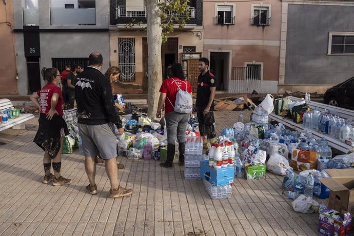 Varias personas recolectan comida para los damnificados por la DANA