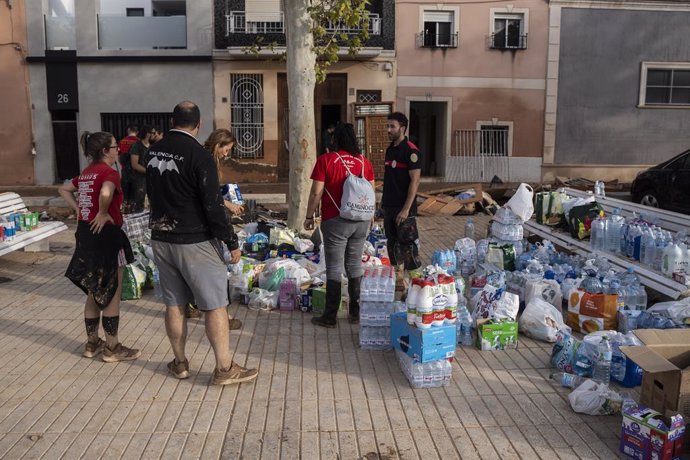 Varias personas limpian los estragos ocasionados por la DANA, a 1 de noviembre de 2024, en Sedavi, Valencia, Comunidad Valenciana (España). El sexto balance de fallecidos por el paso de la DANA por la provincia de Valencia deja 202 víctimas mortales. Desd