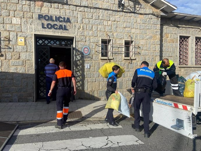 Protección Civil, Policía Local y vecinos en la entrega de productos básicos