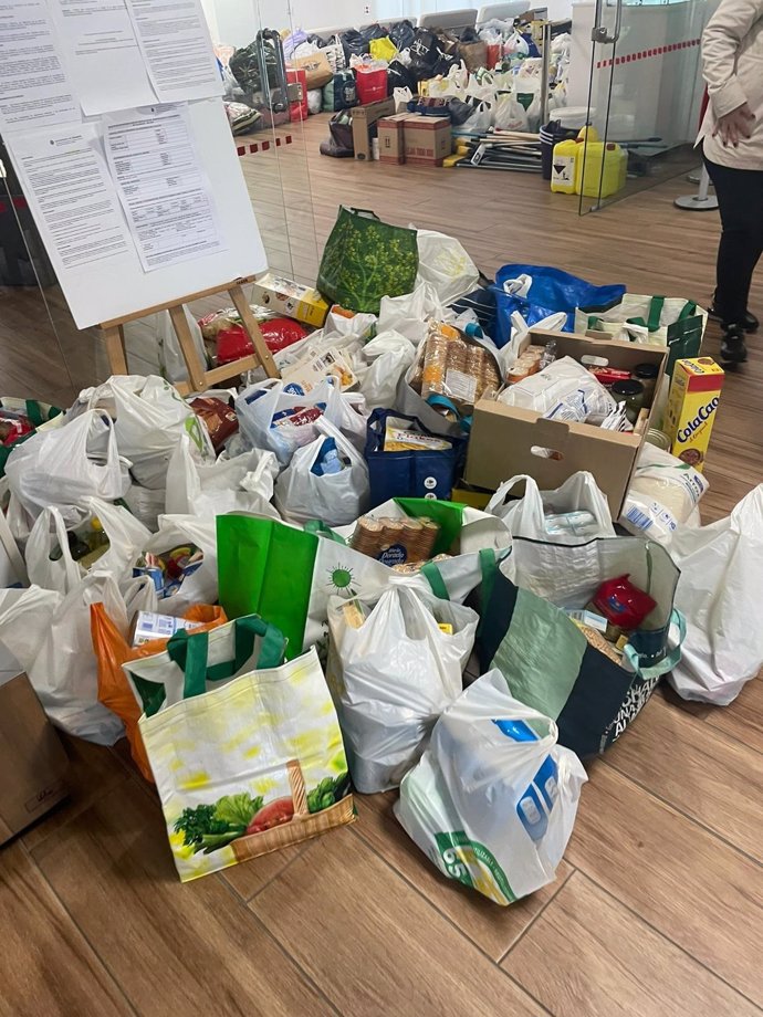 Docenas de bolsas con alimentos y prendas en el Centro Cívico José Luis Mosquera de Valladolid para los afectos por la DANA