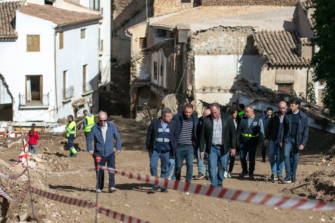 El presidente de C-LM, Emiliano García-Page, en las calles de Letur este sábado.