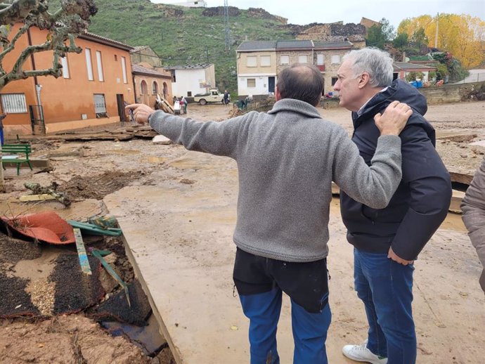 El alcalde de Cimballa, Cecilio Roy, explica al consejero de Fomento, Octavio López, el alcance de los destrozos ocasionados por el paso de la DANA por la localidad zaragozana.