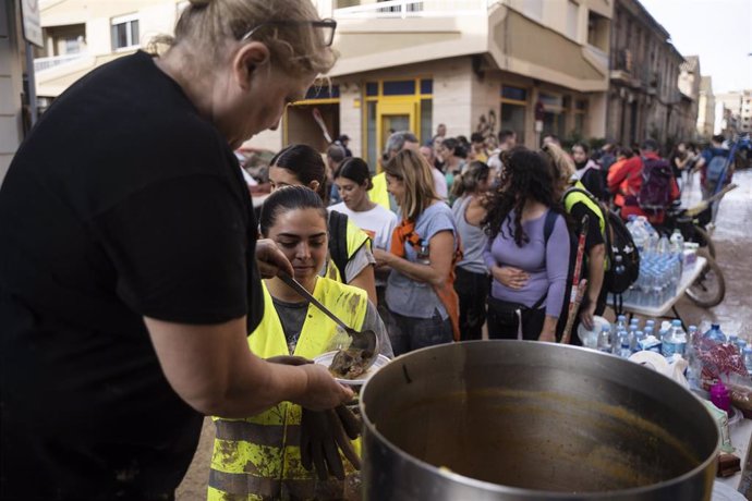 Voluntarios dan de comer a los afectados por la DANA, a 1 de noviembre de 2024, en Sedavi, Valencia, Comunidad Valenciana (España). 