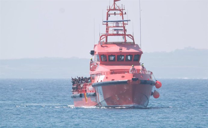 Archivo - El barco Guardamar Talia de Salvamento Marítimo traslada alrededor de 180 personas a Puerto del Rosario, a 23 de septiembre de 2024, en Puerto del Rosario, Fuerteventura, Canarias (España). Salvamento Marítimo ha interceptado durante la mañana d