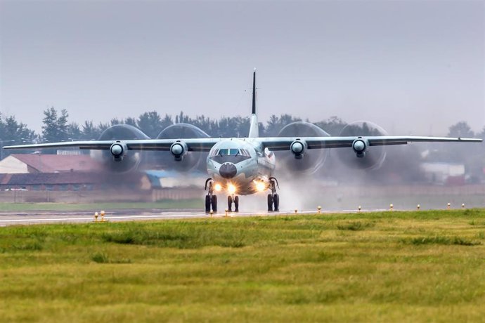 Archivo - Imagen de archivo de un avión Y-9 del Ejército chino 