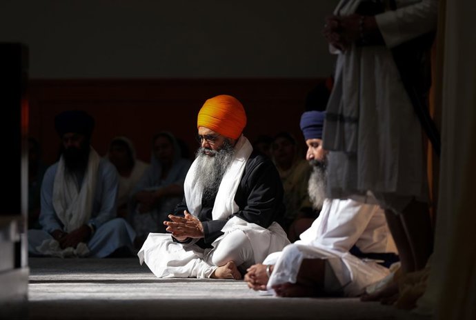 Archivo - June 18, 2024, Surrey, Bc, CANADA: People attend Shaheedi Ardas (prayers) at Guru Nanak Sikh Gurdwara while marking the one year anniversary of the death of former temple president Hardeep Singh Nijjar, in Surrey, B.C., on Tuesday, June 18, 2024