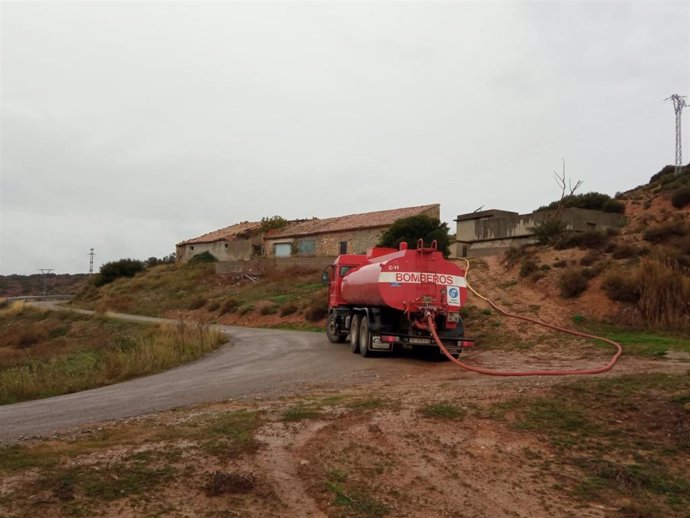 Un camión cisterna de la DPT en la localidad turolense de Libros.