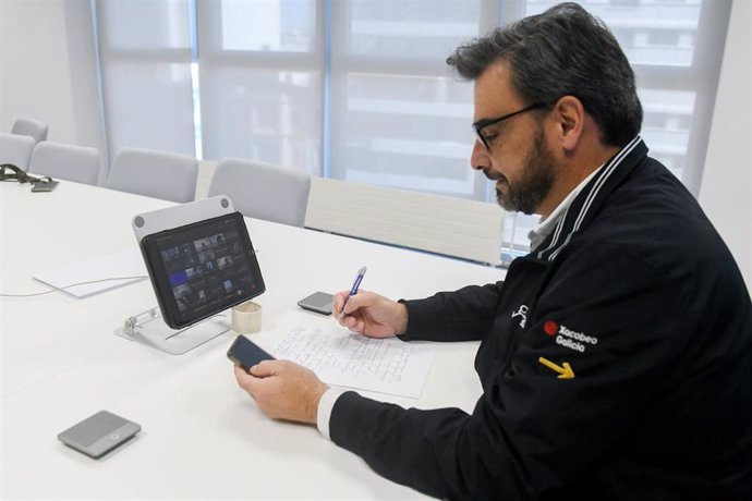 O conselleiro de Presidencia, Xustiza e Deportes, Diego Calvo, en reunión por videoconferencia para coordinar o envío de dispositivos de emerxencias a Valencia.