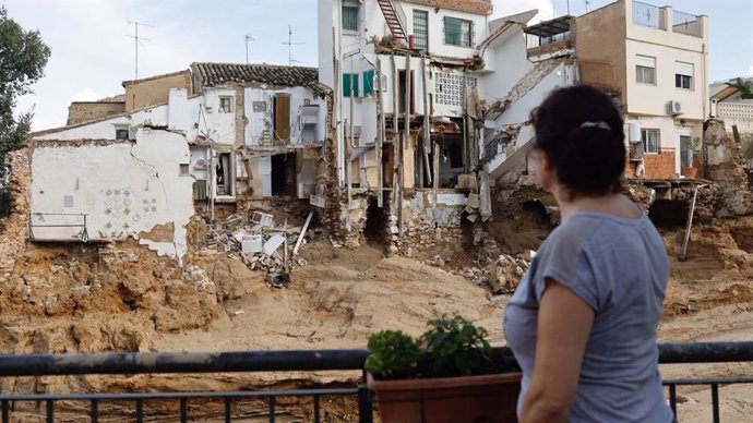 Una persona observa los efectos de la DANA en la Comunidad Valenciana