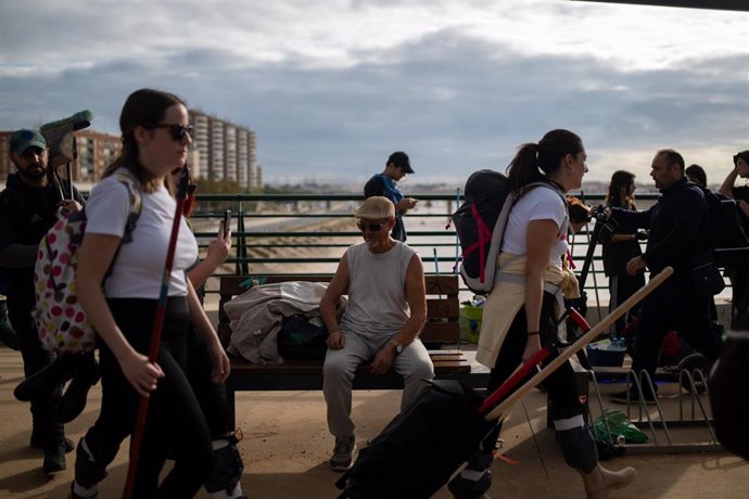 Varios voluntarios por la DANA