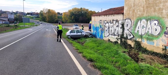 Vehículo accidentado en la carretera NA-1110 en Villatuerta.