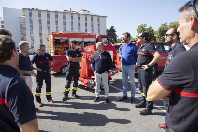 El presidente de la Diputación de Córdoba, Salvador Fuentes, este sábado en la despedida de los bomberos que van a Valencia a tareas de recuperación tras la DANA.