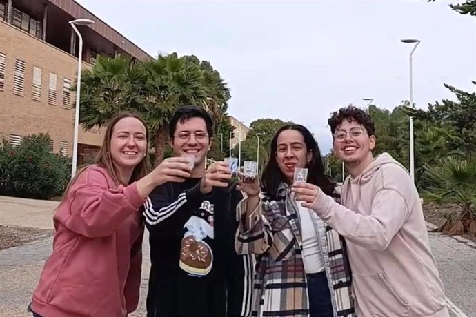 Los alumnos de la Universidad de Almería (UAL) celebran ser finalistas del II Ideatón con una alternativa al vaso sostenible.