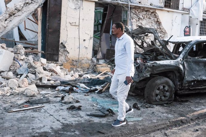 Archivo - MOGADISHU, July 15, 2024  -- This photo taken on July 15, 2024 shows the site following a car bombing attack in Mogadishu, Somalia. At least five people were killed and 20 others wounded in a car bombing attack Sunday at a tea shop in the capita