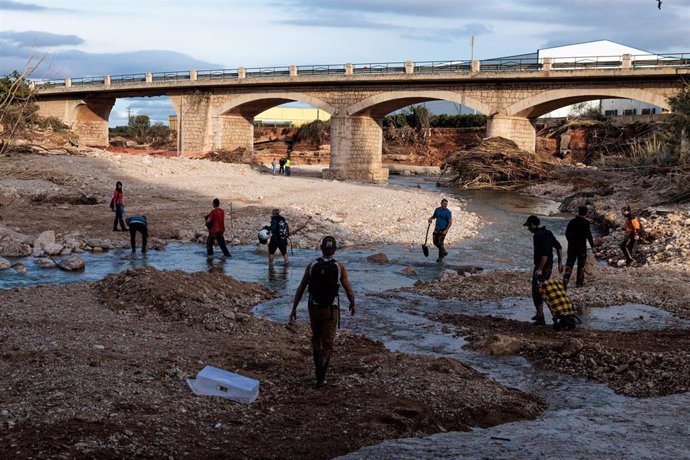 Un furgoneta atrapada entre los escombros  arrastrados por la DANA, a 1 de noviembre de 2024, en Cheste, Valencia, Comunidad Valenciana (España). 