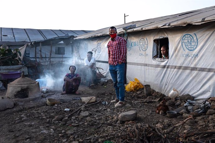 Archivo - May 26, 2024, Mekele, Tigray, Ethiopia: A group of people make a bonfire outside the tent in which they live as refugees in the 70 Kare IDP centre camp in Mekele. The war in Tigray, Ethiopia, which pitted the TPLF (Tigray People's Liberation Fro