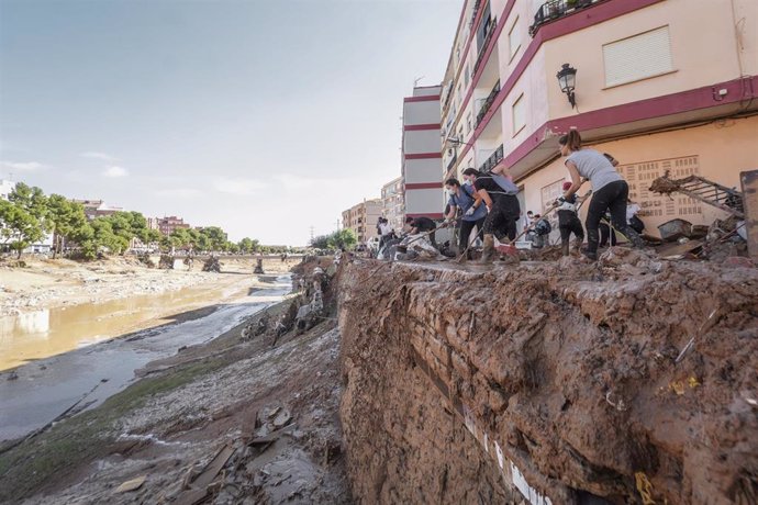 Varias personas trabajan en una zona afectada por la DANA