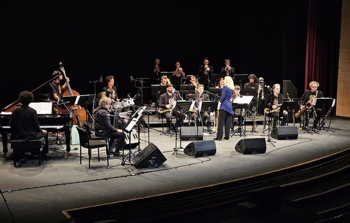 El concierto de la directora Maria Schneider junto a la 'Big Band Clasijazz' en Almerijazz'.