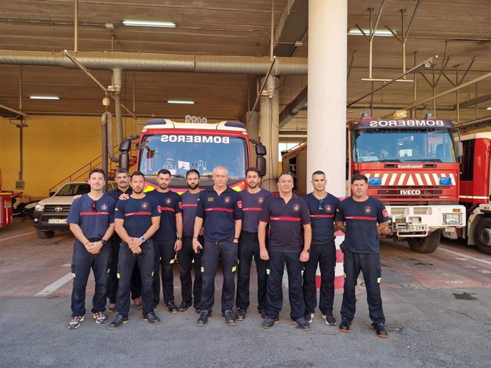 Los diez bomberos de Almería que se desplazan a Valencia para colaborar con las tareas de rescate.