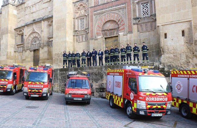 Archivo - Bomberos junto a vehículos del Servicio de Extinción de Incendios y Salvamento (SEIS) de Córdoba.