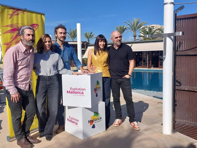 (I-D) Los Actores Luis Zahera Y Bárbara Santa-Cruz, El Director Rafa Cortés, Y Los También Actores Luisa Mayol Y Luis Tosar