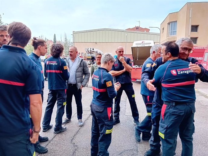 Bomberos de Zaragoza momentos antes de salir camino de Valencia para ayudar en las tareas de auxilio y evacuación tras el desastre provocado por la DANA en la capital valenciana.