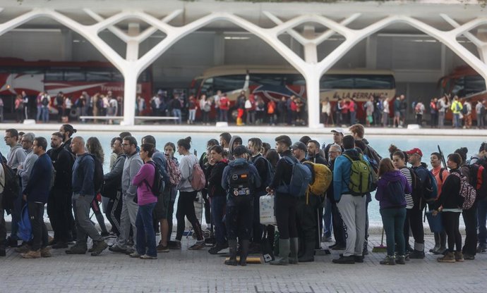 Decenas de voluntarios en la Ciudad de las Artes y las Ciencias, a 2 de noviembre de 2024, en Valencia, Comunidad Valenciana (España). Más de 200 voluntarios de Protección Civil de toda España están participando en las tareas de emergencia como consecue