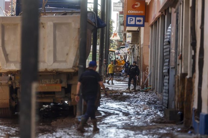 Decenas de voluntarios, a 2 de noviembre de 2024, en Masanasa, Valencia.