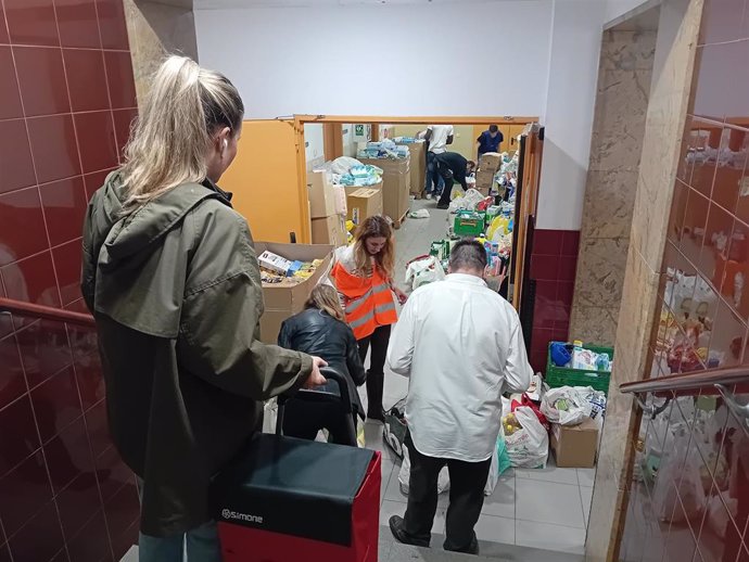 Ciudadanos guardan fila para realizar sus donaciones en El Refugio que irán destino a las zonas de Valencia afectadas por la DANA