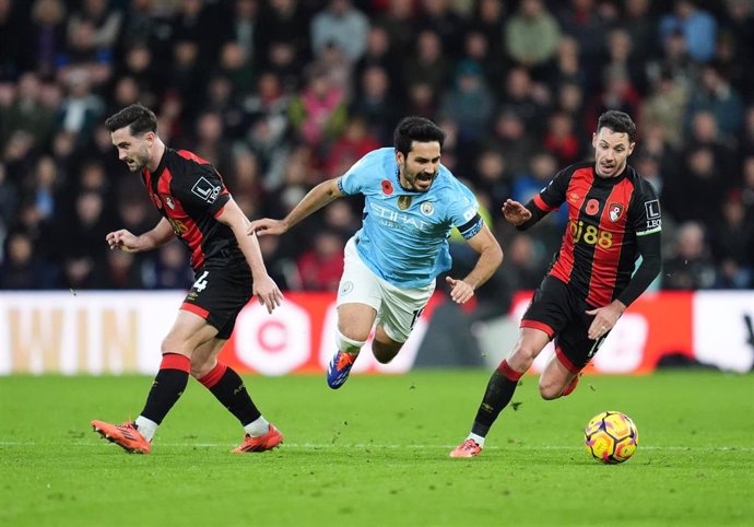 Lewis Cook y Adam Smith con Ilkay Gündogan en el Bournemouth-Manchester City