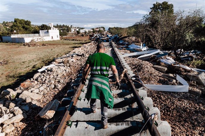 Un hombre camina por unas vías de tren buscando víctimas en una zona afectada por la DANA, a 2 de noviembre de 2024, en Chiva, Valencia, Comunidad Valenciana (España).