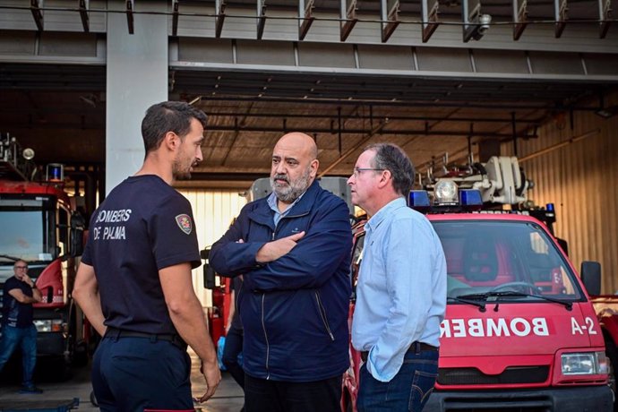 El alcalde de Palma, Jaime Martínez, acompañado por el regidor de Seguridad Ciudadana, Miguel Busquets, y el Jefe de Bomberos de Palma, Eder García, visita el Parque de Bomberos de Son Malferit