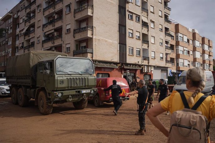 Vehículos militares en una zona afectada por la DANA, a 2 de noviembre de 2024, en Paiporta, Valencia