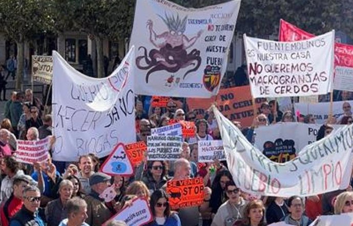 Concentración de la plataforma Stopmacrogranja.Fuentemolinos en Aranda de Duero (Burgos)