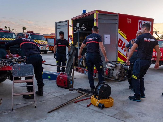 El equipo del Consorcio de Bomberos de Huelva, que se prepara para salir este domingo a Valencia para colaborar en la zona afectada por la DANA