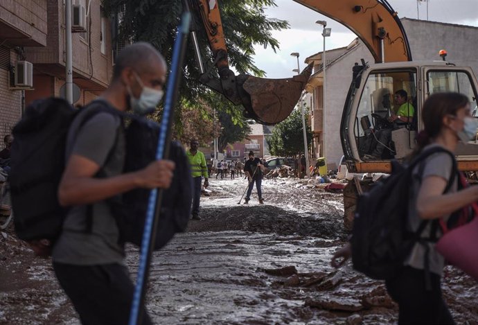 Varias personas trabajan en una zona afectada por la DANA, a 2 de noviembre de 2024, en Paiporta, Valencia, Comunidad Valenciana (España). 