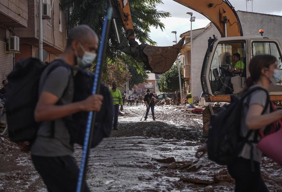 Varias personas trabajan en una zona afectada por la DANA, a 2 de noviembre de 2024, en Paiporta, Valencia, Comunidad Valenciana (España).