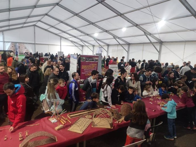 Ambiente de la Feria de Aínsa este sábado por la tarde