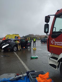 Los Bomberos de la DPT trabajn en uno de los vehículos implicados en el accidente de tráfico ocurrido este sñabado en la A-222 en Cortes de Aragón (Teruel)