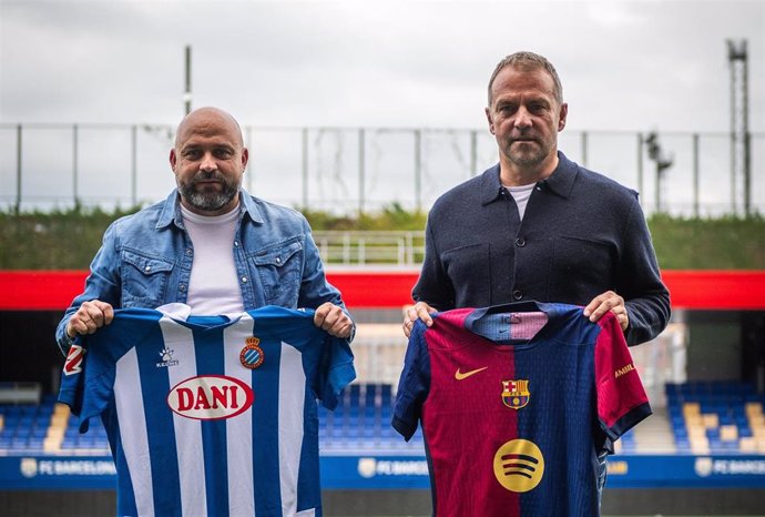 Manolo González y Hansi Flick, entrenadores del RCD Espanyol y FC Barcelona en el encuentro previo al derbi en Montjuïc