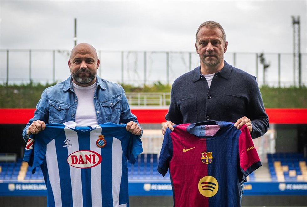 Manolo González y Hansi Flick, entrenadores del RCD Espanyol y FC Barcelona en el encuentro previo al derbi en Montjuc