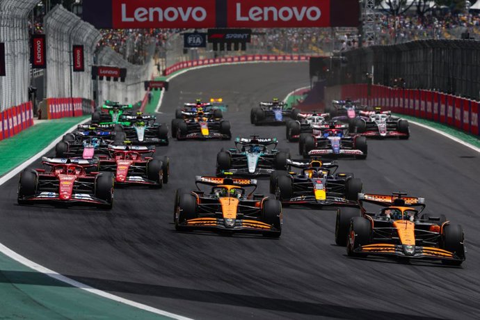start of the race, depart, 81 PIASTRI Oscar (aus), McLaren F1 Team MCL38, 04 NORRIS Lando (gbr), McLaren F1 Team MCL38, 16 LECLERC Charles (mco), Scuderia Ferrari SF-24, action during the Formula 1 Grande Premio de Sao Paulo 2024, 21th round of the 2024 F
