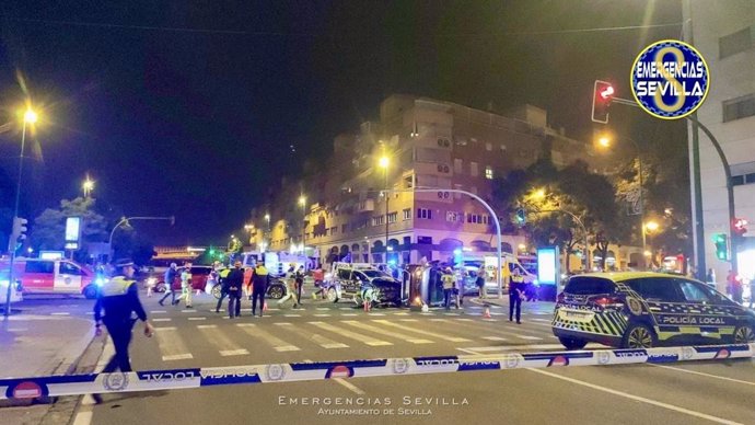 Siniestro entre un vehículo policial y un turismo en Sevilla.