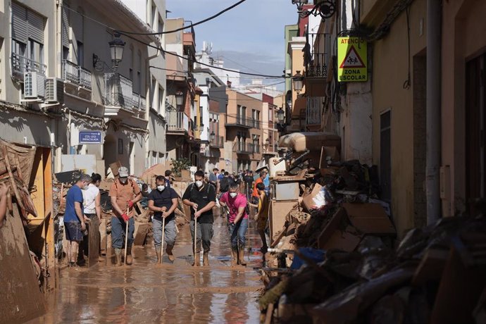 Varias personas trabajan en una zona afectada por la DANA, a 2 de noviembre de 2024, en Paiporta, Valencia