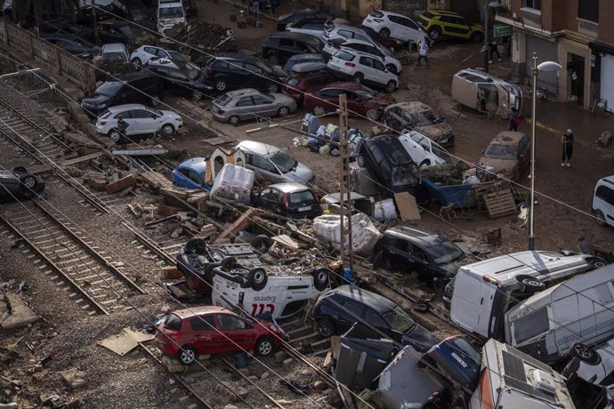 Áreas del paso a nivel entre Alfafar y Sedavi afectadas por la DANA, a 1 de noviembre de 2024, en Valencia