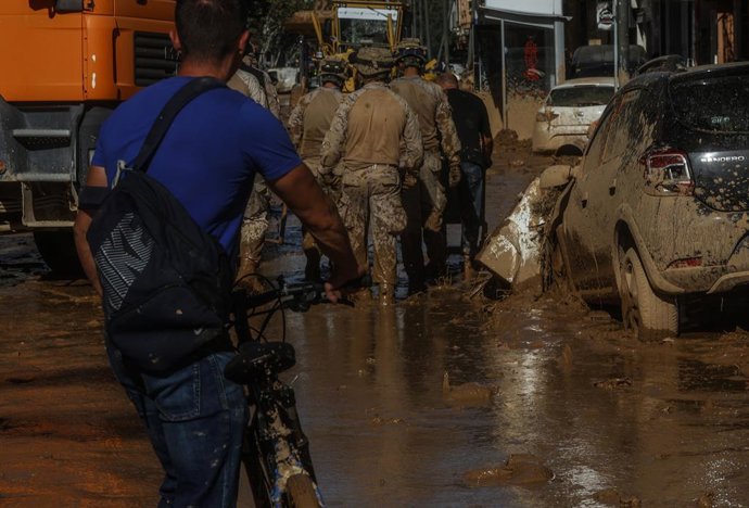 Varios militares, a 2 de noviembre de 2024, en Masanasa, Valencia, Comunidad Valenciana (España). Más de 200 voluntarios de Protección Civil de toda España están participando en las tareas de emergencia como consecuencia de la DANA que el pasado 29 de o